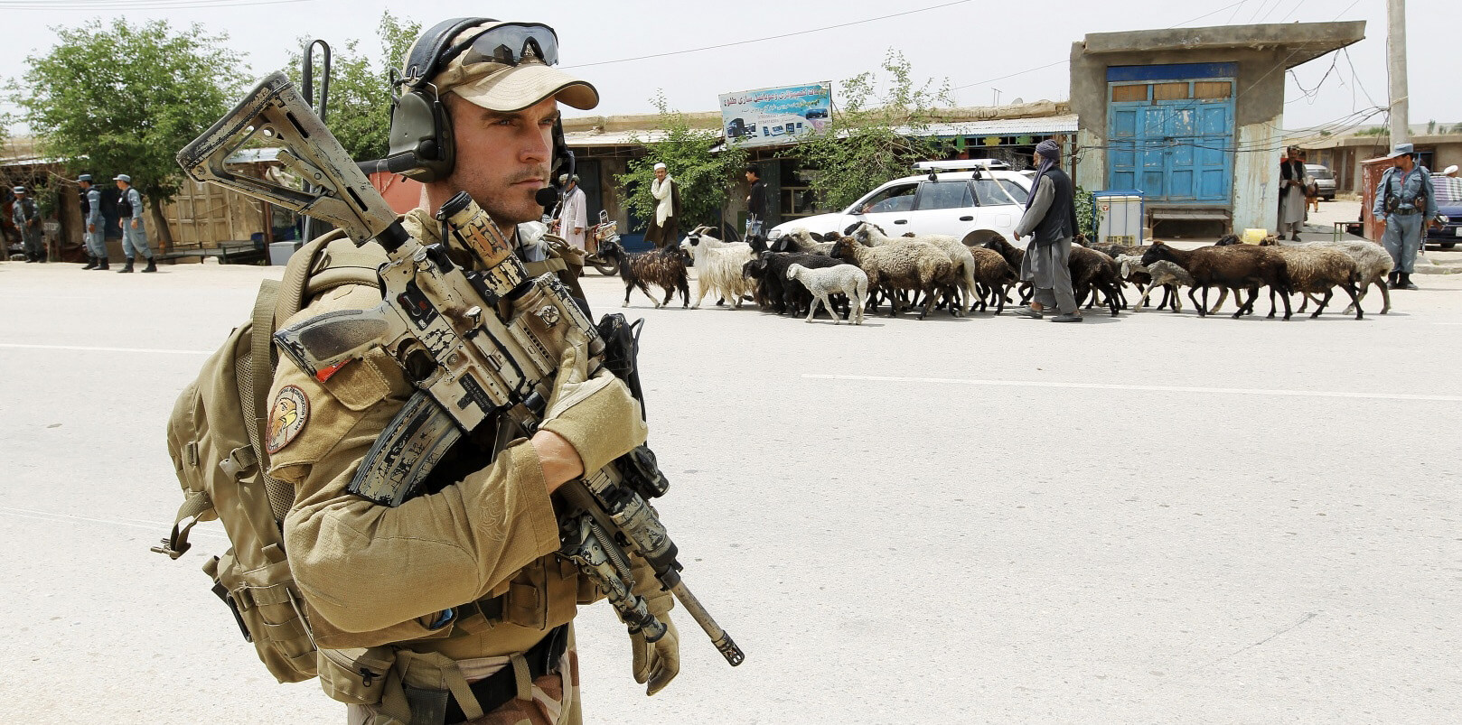 Norwegian soldier carrying a HK416 with Aimpoint 3x Magnifier