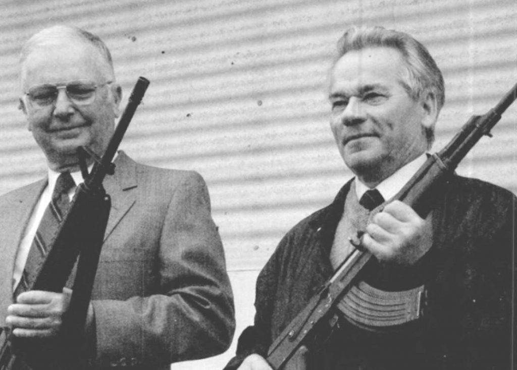 Eugene Stoner and Mikhail Kalashnikovwith their rifles, 1990